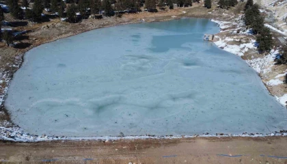 Mersinde sulama göleti tamamen dondu