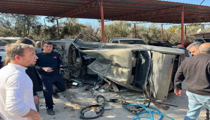 Mersinde takla atan otomobil yol kenarındaki araçlara çarptı: 2 yaralı