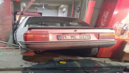 Mersinde yoldan çıkan otomobil fırına daldı