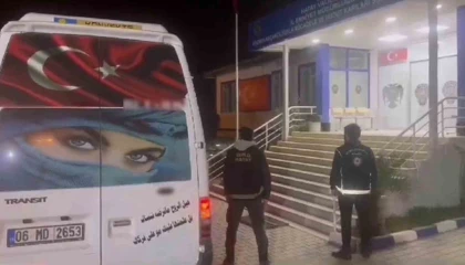 Minibüsle göçmen kaçıran şahıslar yakayı ele verdi