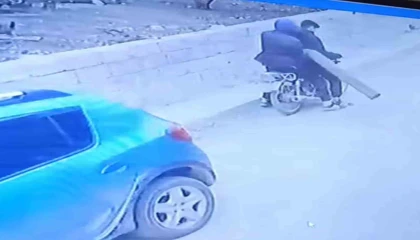 Motosikletle gelip evin bahçesindeki su motorunu çaldılar: O anlar kamerada