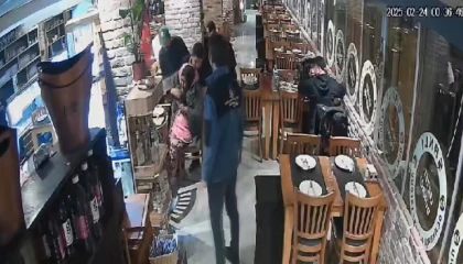 Nefes borusuna yiyecek takılan İngiliz turisti, garsonun Heimlich manevrası kurtardı