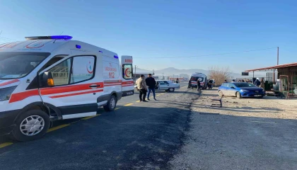 Osmaniyede iki otomobil kafa kafaya çarpıştı: 3 yaralı