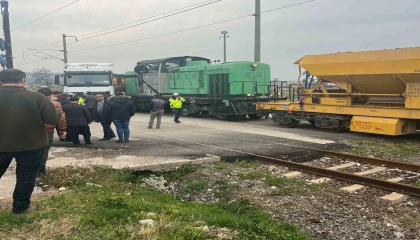 Osmaniyede yük treniyle hafriyat kamyonu çarpıştı: 1 kişi yaralandı