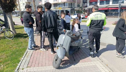 Otomobille çarpışan elektrikli bisikletin sürücüsü yaralandı