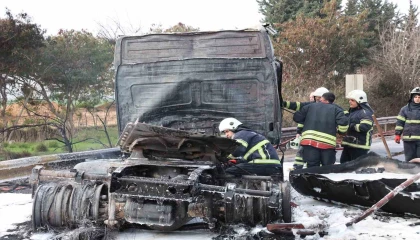 Otoyolda yanan tanker söndürüldü