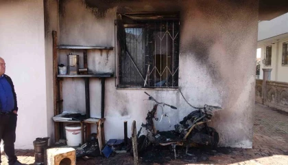 Park halindeki motosiklette çıkan yangın daireye sıçradı