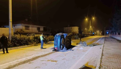 Refüjdeki ağaçlara çarpıp hurdaya dönen otomobilin sürücüsü hayatını kaybetti