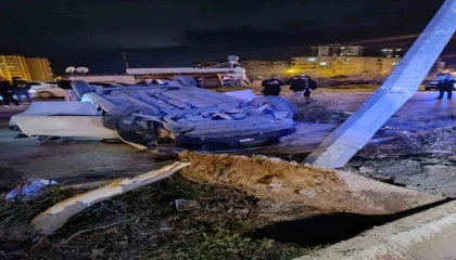 Refüje çıkan otomobil direğe çarptı, sürücü ağır yaralandı