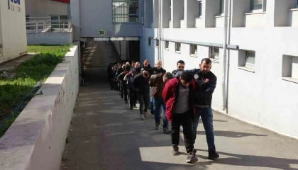 Şafak operasyonuyla yakalanan 30 torbacı tutuklandı