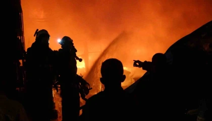 Sanayi sitesinde korkutan yangın ekiplerin 3 saatlik müdahalesi ile söndürüldü