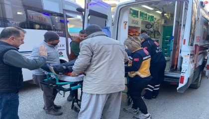 Serikte otomobille çarpışan motosikletli yaralandı