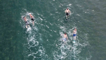 Sibirya soğukları onları etkilemedi, kış günü deniz keyfi