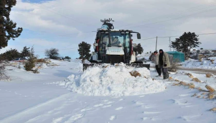 Silifke Belediyesi kırsal mahallelerde karla mücadeleye devam ediyor