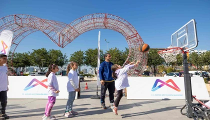 Sporbüs alışveriş merkezinde çocuklarla buluştu