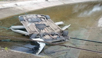 Tarsusta otomobil sulama kanalına düştü