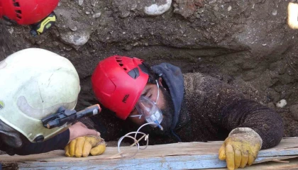 Toprak altında kalan işçi için seferber oldular