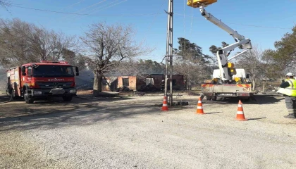 Traktörden çıkan kıvılcım evi küle çevirdi