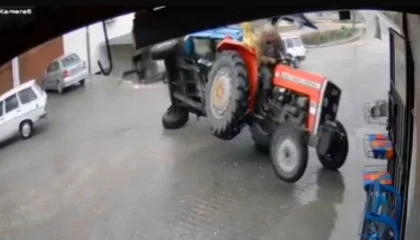 Traktörün römorku şaha kalktı, facia kıl payı atlatıldı