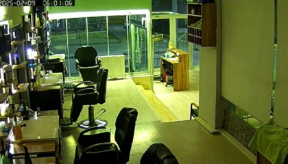 Vandalların camlarını taşla indirdikleri kuaför dükkanında 60 bin liralık zarar