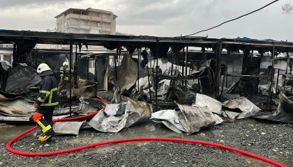 Yanan konteynerlerden eşyalarını çıkarmaya çalışan işçiler korku dolu anlar yaşadı