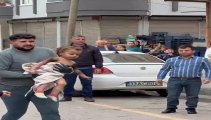 Yangında evde mahsur kalan çocuklar pencere demiri sökülerek kurtarıldı