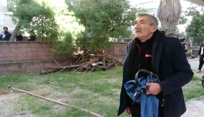 Yanına alabildiği tek şey pantolonu oldu, evinin yanışını çaresiz gözlerle izledi