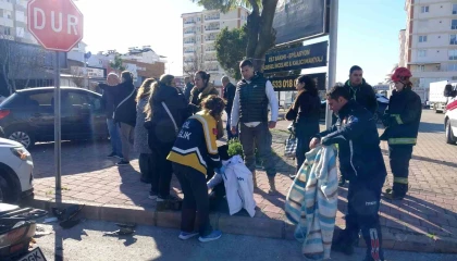 Yaralının üşümemesi için battaniye ile sardılar