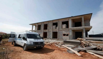 Yardım için geldiği inşaatın çatısından düşerek hayatını kaybetti