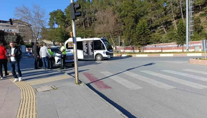 Yaya geçidinde hafif ticari araç yayaya çarptı:1 yaralı