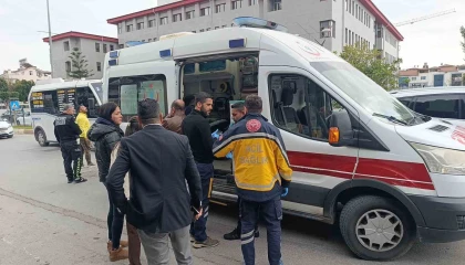 Yaya geçidinde motosiklet yayaya çarptı: 2 yaralı