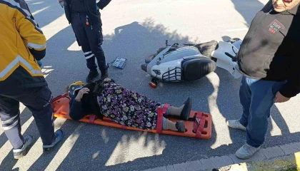 Yaya geçidinden karşıya geçen motosiklete kamyonet çarptı: 2 yaralı