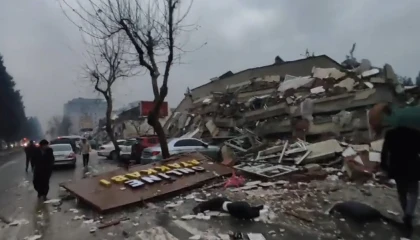 Yıkılan binaları gözyaşları içerisinde kayda aldı