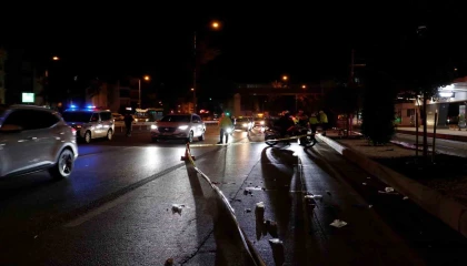Yolun karşısına geçmek isteyen yayaya önce motosiklet, ardından araç çarptı