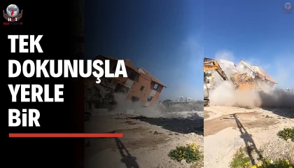 4 katlı bina iş makinesinin darbesiyle yerle bir oldu