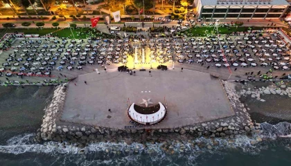 5 bin kişi deniz kenarında iftarda buluştu