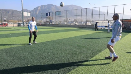 50lik delikanlılar meşin yuvarlak peşinde yeşil sahada ter döküyor