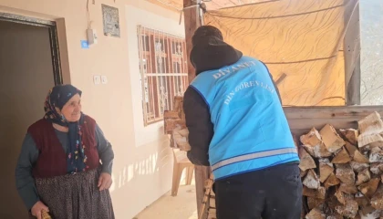 Adana Fekede kar etkili oldu, imam yaşlılara destek oldu