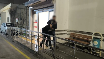 Adanada 15 yıl hapisle aranan torbacı saklandığı evde yakalandı