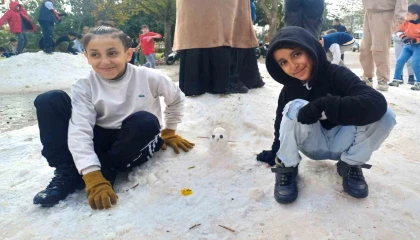 Adanada çocukların kar sevinci: İlk defa kar gördük