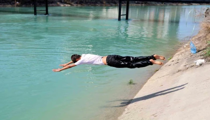 Adanada havalar ısındı, sulama kanallarında ölümüne serinlik başladı