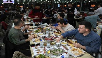 Adanada ilk iftarda kebapçılar doldu taştı