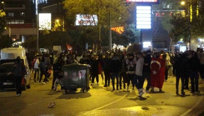 Adanada izinsiz gösteri yapan gruba polisten müdahale