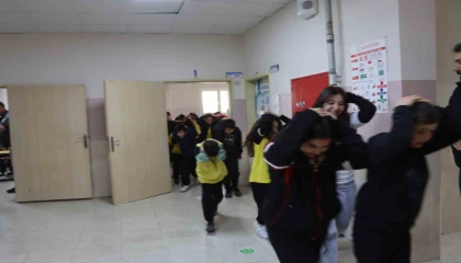 Adanada öğrencilerle deprem tatbikatı gerçeğini aratmadı
