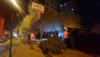 Adanada sucuk ekmek dükkanı yanarak kullanılamaz hale geldi