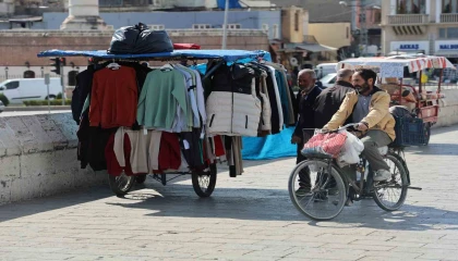 Adanada tarihi Taşköprü seyyara kaldı