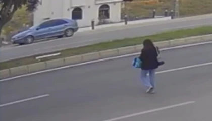 Adanada yolda telefona bakan genç kız otomobilin çarpmasıyla ağır yaralandı