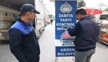 Akdeniz Belediyesi zabıta ekipleri pazar yerini denetledi