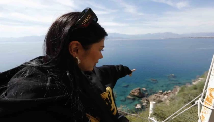 Akdeniz foku gözüne kestirdiği vatozu parçalayarak avladı