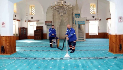 Akdenizde camiler bayrama hazır